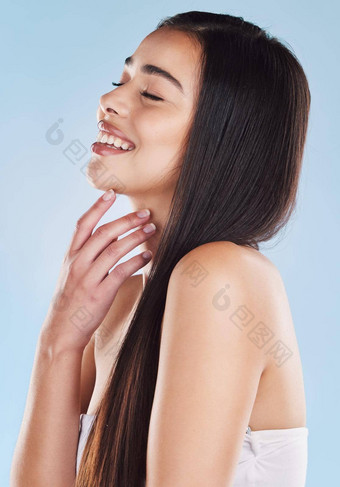 美丽的年轻的拉美裔女人健康的皮肤光滑的长头发微笑蓝色的工作室背景快乐混合比赛模型完美的肤色自然美