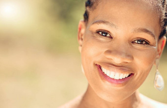特写镜头肖像美丽的年轻的非洲美国女人脸微笑黑色的女显示健康的牙齿完美的牙科口服卫生城市享受新鲜的空气