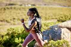 适合活跃的非洲美国女人听音乐耳机运行山锻炼集中黑色的运动员锻炼培训小径自然背包