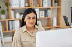 年轻的印度女商人工作电脑办公室女浏览在线规划桌面桌子上自信勤劳的企业家完成最后期限