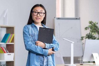 年轻的美丽的亚洲女老师相机微笑肖像女人办公室