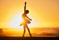 轮廓年轻的芭蕾舞舞者海滩日落优雅的纤细的芭蕾舞女演员跳舞激情伸展运动手