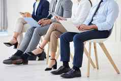 未知的集团多样化的商人等待面试技术团队申请人坐着专业候选人行工作开放空缺办公室机会