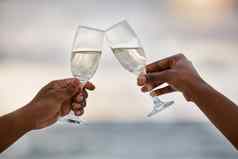 非洲美国夫妇喝香槟海有爱心的的男朋友女朋友支出一天海滩丈夫妻子敬酒海滩