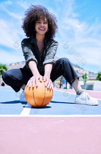 快乐的年轻的非洲非洲女人卷曲的非洲式发型蹲持有<strong>篮球</strong>法院肖像微笑女人玩游戏<strong>篮球</strong>快乐享受<strong>篮球</strong>