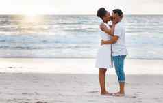 fullbody快乐非洲美国夫妇支出一天海内容的男朋友女朋友接吻深情地海滩有爱心的丈夫妻子成键海滨