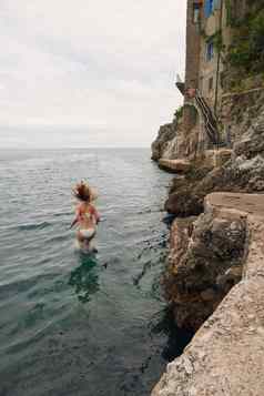奖励风险拍摄面目全非,女人跳地中海海假期意大利
