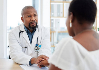 咨询病人非洲美国医生会说话的病人检查女人支持医生检查医生持有病人手