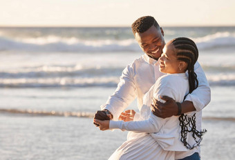 爱的年轻的夫妇浪漫的时刻分享跳舞支出海滩快乐非洲美国情人好玩的享受时间海