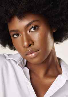 工作室肖像年轻的惊人的非洲美国女人美丽的非洲式发型自信黑色的女模型显示光滑的肤色自然美摆姿势灰色背景