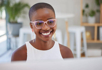 年轻的时尚的非洲女商人穿眼镜<strong>工作</strong>电脑办公室女浏览规划在线自信快乐企业家<strong>完成</strong>最<strong>后</strong>期限启动