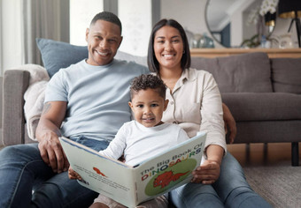 肖像快乐混合比赛家庭放松休息室地板上阅读故事书首页爱的黑色的家庭充满深情的地毯年轻的夫妇成键儿子首页
