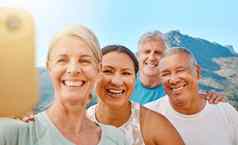 集团活跃的老年人摆姿势自拍视频调用阳光明媚的一天山视图背景快乐退休人员锻炼在户外生活健康的活跃的生活方式