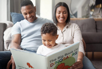快乐混合比赛家庭放松休息室地板上阅读故事书首页爱的黑色的家庭充满深情的地毯年轻的夫妇成键儿子首页