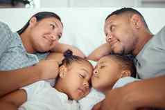 爱的父母拥抱孩子们女孩男孩睡觉父母床上