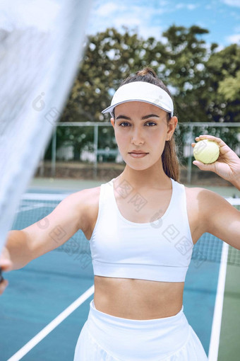 自信年轻的女网球球员持有网球球拍球拉美裔女人准备好了网球匹配俱乐部女运动员准备好了网球实践