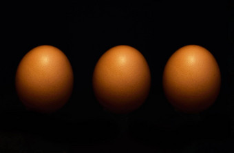 新鲜的鸡蛋行排黑暗背景工作室煮熟的鸡蛋壳牌孤立的黑色的新鲜铺设生产农场直接杂货店商店健康饮食