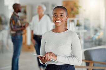 肖像快乐非洲美国女商人持有数字平板电脑工作黑色的女商人工作数字平板电脑工作黑色的女人社会媒体浏览在线