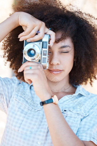 年轻的混合比赛女人卷曲的头发采取有创意的照片古董复古的电影相机女摄影师取景器捕捉图片爱好职业拍摄