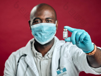 非洲美国科维德医生持有电晕疫苗穿外科手术脸面具特写镜头肖像黑色的医生药物瓶红色的工作室背景Copyspace病毒受保护的
