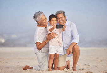 <strong>爷爷奶奶孙子</strong>海滩持有移动采取自拍视频调用家庭假期海可爱的男孩采取图片祖母祖父