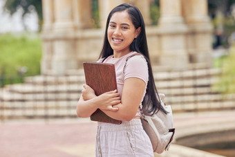 混合<strong>比赛</strong>女学生站大学<strong>校园</strong>穿背包美丽的年轻的女人持有数字平板电脑在户外打破大学类