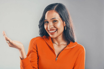 肖像微笑混合比赛女人孤立的灰色工作室背景Copyspace显示促销活动美丽的快乐年轻的拉美裔站市场营销交易模型感觉自信