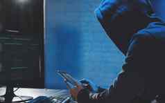 开销黑客罩工作电脑移动电话打字文本黑暗房间匿名黑客恶意软件移动电话黑客密码个人数据偷了钱银行网络