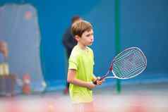 男孩网球球拍孩子戏剧网球