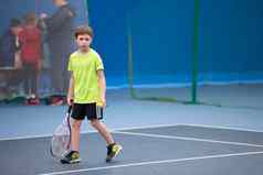男孩网球球拍孩子戏剧网球