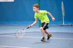 男孩网球球拍法院戏剧网球