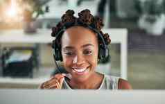 微笑女客户服务代表耳机咨询客户在线调用中心概念非洲美国女人耳机视频调用桌子上热线服务电话热线