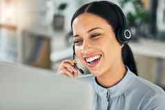女客户服务代表耳机咨询客户在线调用中心概念微笑年轻的女人耳机视频调用工作首页帮助台热线