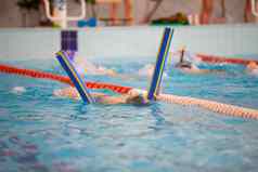孩子运动员游泳池游泳部分