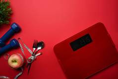重量尺度测量磁带苹果哑铃红色的背景