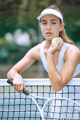 专用的年轻的女网球球员持有网球球拍球倾斜网拉美裔女人准备好了网球匹配俱乐部女运动员准备好了网球实践