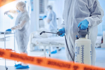 生物学家抓紧时间医院房间科维德手科学家持有清洁设备科学家持有防腐剂细菌清洁设备同事清洁医院