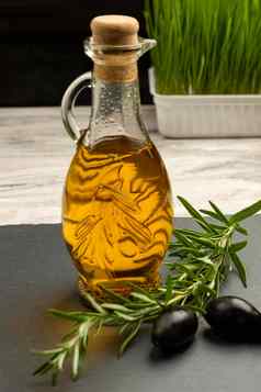 橄榄石油橄榄背景橄榄石油瓶倒石油飞碟特写镜头黑色的石头表格前的地方文本设计
