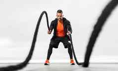 绳子培训脂肪燃烧锻炼运动男人。体育练习