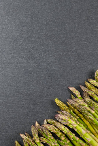 绿色芦笋芦笋黑色的板岩石头背景视图烹饪横幅的地方文本大格式印刷
