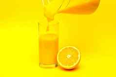 橙色奶昔黄色的背景自制的奶昔玻璃奶昔