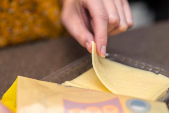 打开袋切片奶酪女人打开袋奶酪奶酪包装