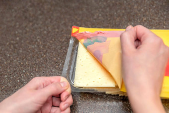 打开袋切片奶酪女人打开袋奶酪块奶酪袋奶酪包装