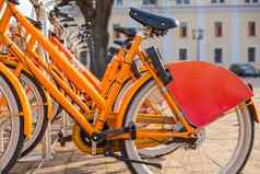 城市橙色自行车生态运输自行车租赁游客广告空间