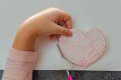 女孩的手持有心减少纸孩子们的创造力图纸工艺品情人节一天母亲的一天