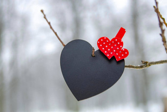 快乐情人节一天问候卡横幅红色的心分支白雪覆盖的树冬天假期快乐情人节一天降雪背景森林