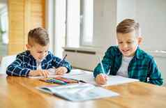 孩子男孩家庭作业学校教育教室研究童年首页孩子学生学习写作