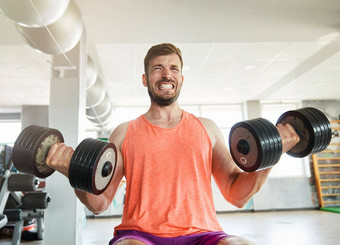 健身房体育运动健身锻炼生活方式运动员健康培训重量提升强度身体锻炼男人。