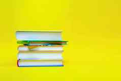 堆栈书黄色的背景业务教育回来学校学习教育概念空间横幅文本