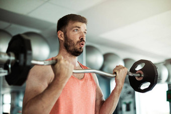 健身房体育运动健身锻炼生活方式运动员健康培训重量提升强度身体锻炼男人。